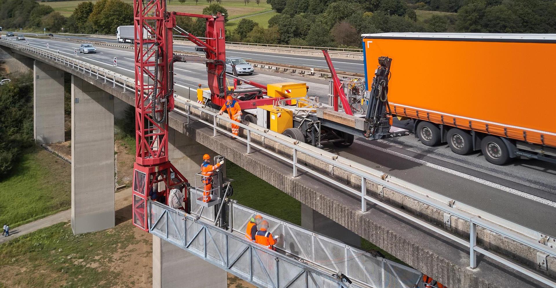 Monitoring the operation of the road bridge