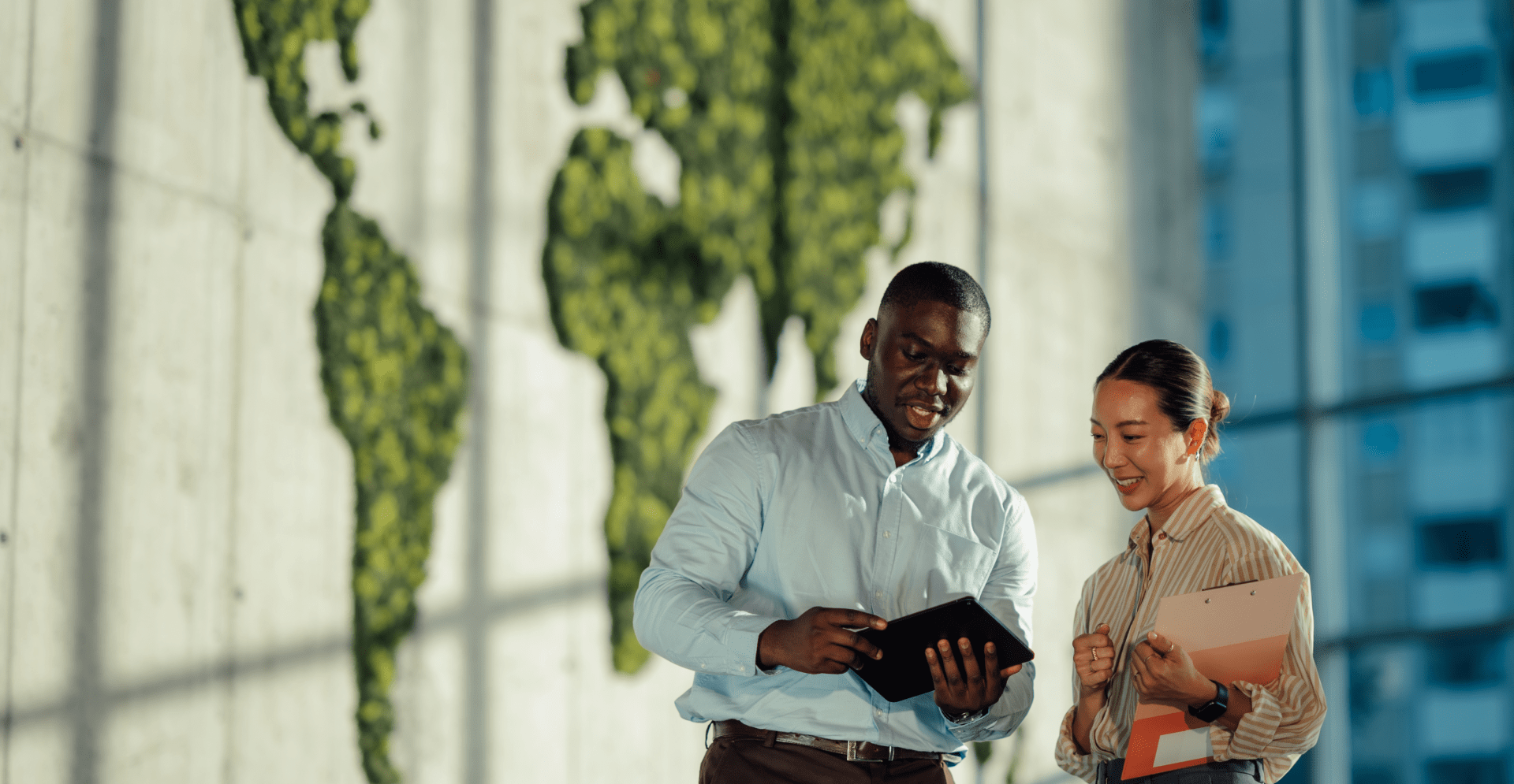 Twee zakenmensen staan voor een grote wereldkaart en bespreken wereldwijde strategieën en kansen.