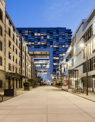 Blocs d'appartements illuminés au crépuscule