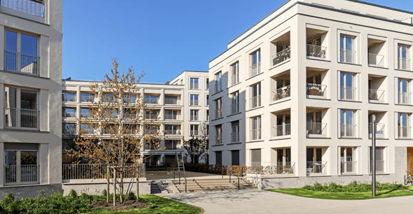 Paysage urbain d'une zone résidentielle avec des immeubles d'habitation modernes, nouveau paysage urbain vert dans la ville.