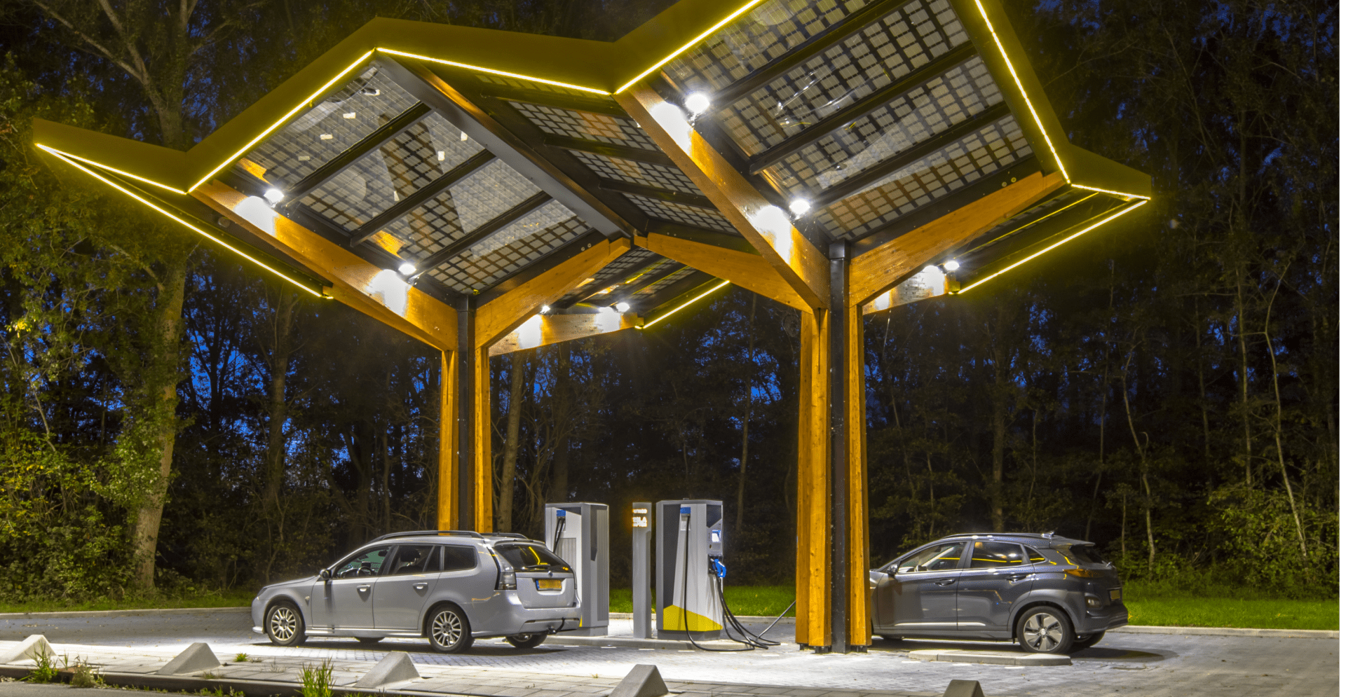 Elektrische wagens laden hun batterijen op naast de snelweg
