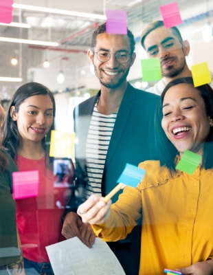 Persone che lavorano in gruppo