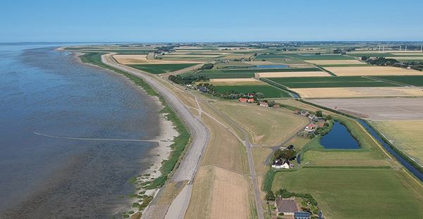 Luchtfoto van de omgeving langs de landelijke kustgebied.