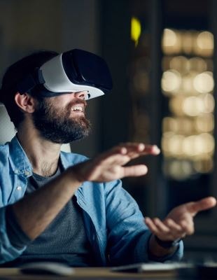 Man met VR-bril bekijkt een digital twin. Arcadis gebruikt Digital twins voor mobiliteit gebouwen en milieu