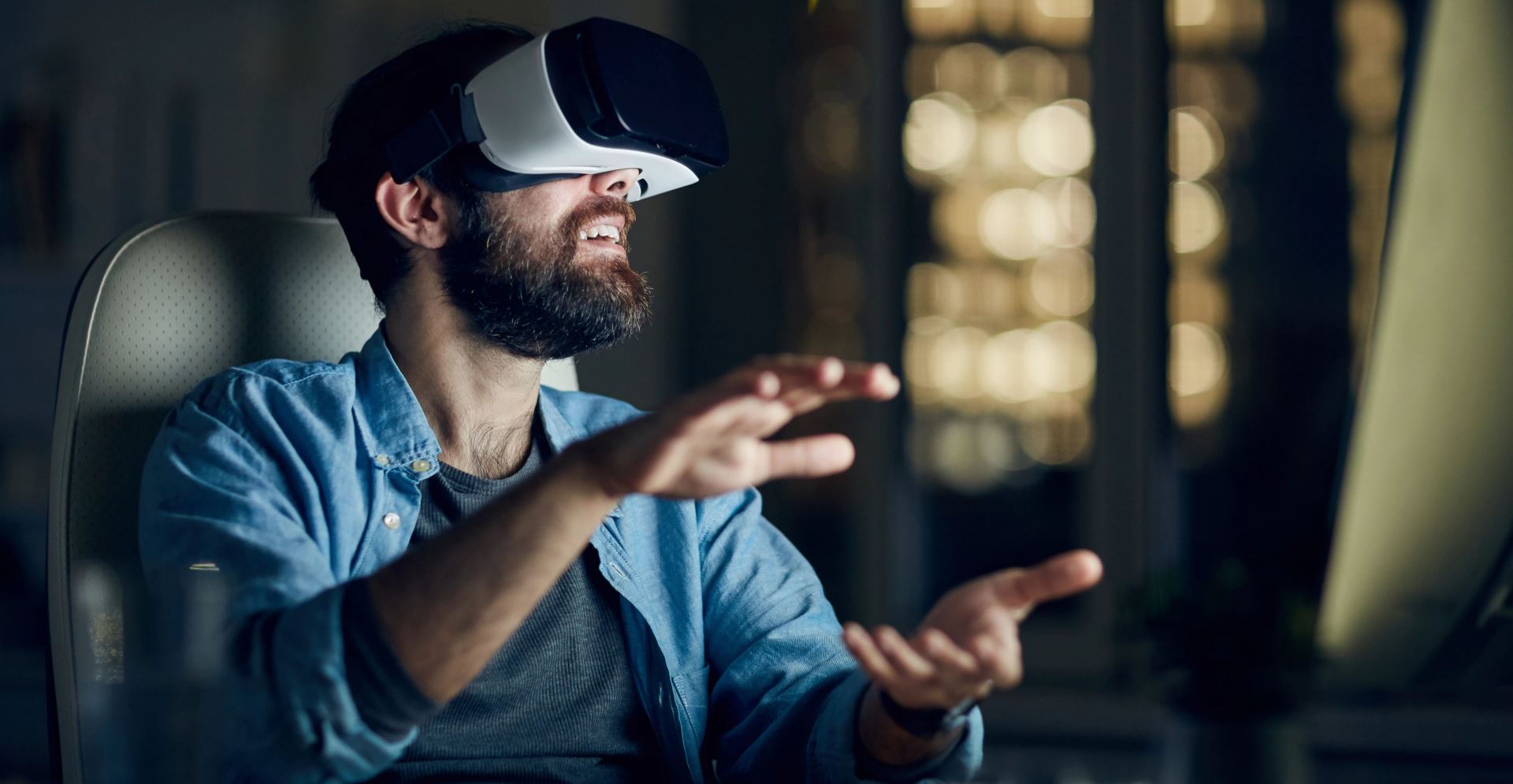 Man met VR-bril bekijkt een digital twin (een digitale tweeling). Arcadis gebruikt een Digital Twin voor gebouwen en resillence en Digital Twin infrastructuur voor mobiliteit