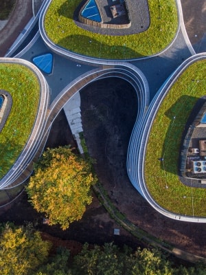 Luchtfoto van dak van duurzame Triodos bank. Arcadis en Paris Proof Paspoort