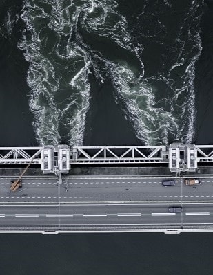 De storm surge dam; ontspringen van water tijdens hoogtij