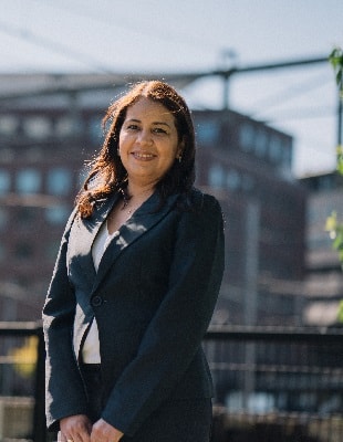 Rosilena werkt als elctrical design engineer