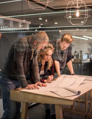 Team ingenieurs bekijken een ontwerp binnen de vervanging en renovatie opgave