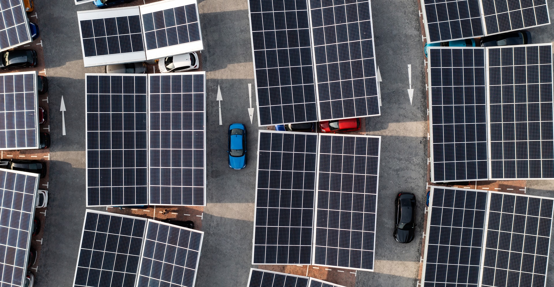 Station de recharge pour véhicules à partir de panneaux solaires pour les infrastructures de transport et de stockage d'énergie