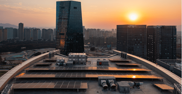 Vue aérienne des panneaux solaires au coucher du soleil