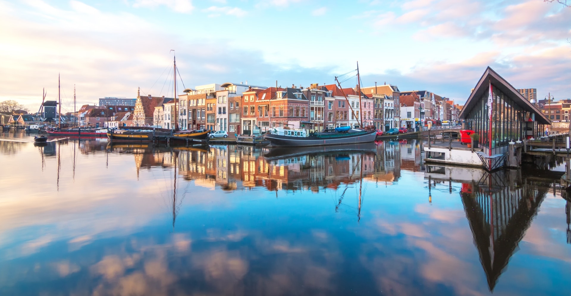 Aangezicht over het water van de stad Leiden