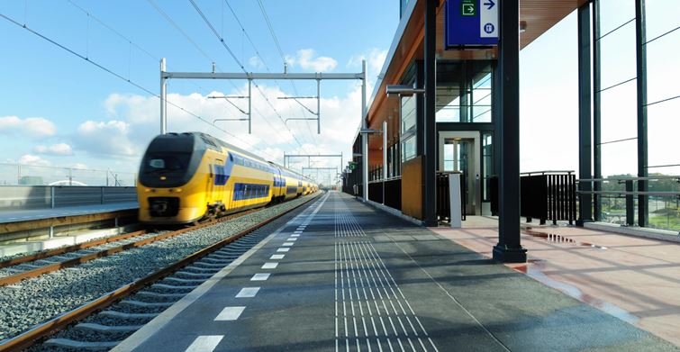 Trein stopt op het station bij het perron. Arcadis helpt bij treinbeveiliging- en besturingssysteem ERTMS