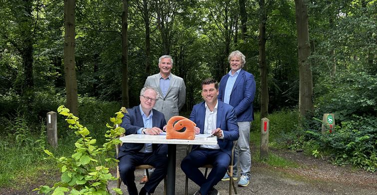 Eduard Elias, Bartel Huijbregtsen van Cycas Capital en Niels Schallenberg en Wim von der Heide tekenen de raamovereenkomst.