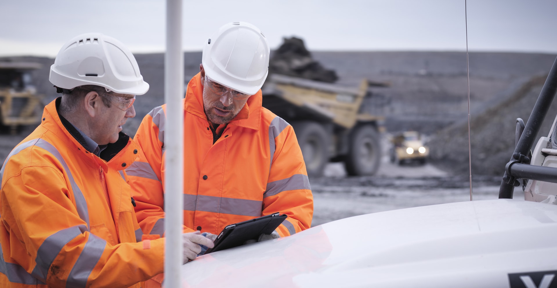 Geologists discuss plans on digital tablet in surface coal mine