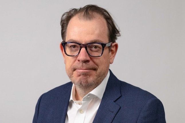 Simon Crowe image