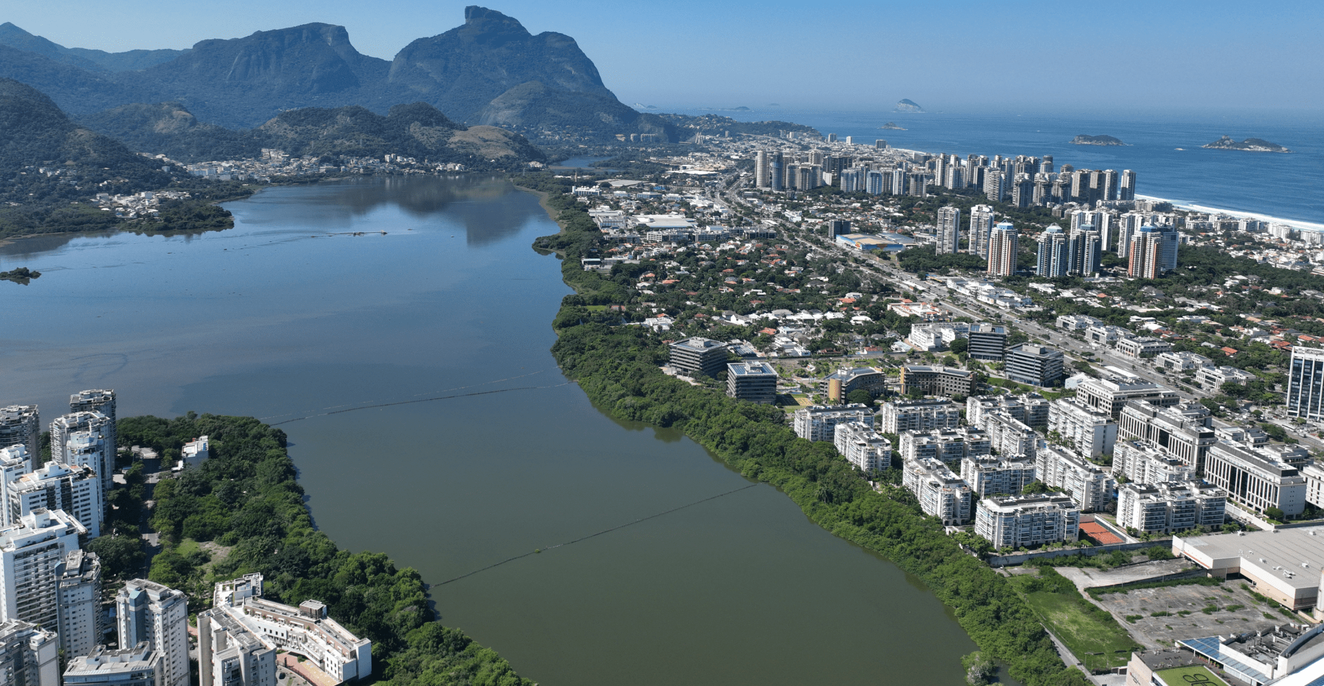 Vista aérea da Barra da Tijuca e da Lagoa de Marapendi no Rio de Janeiro.