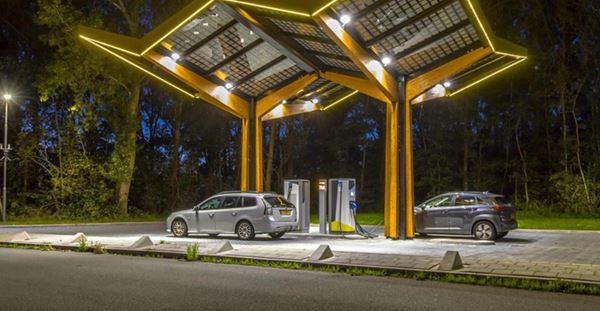 Elektrische auto opladen bij een overdekt station voor elektrische auto's om weer verder te kunnen met elektrisch rijden.
