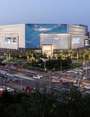 凯谛思建筑与规划团队以“城市视窗”为概念，将西三旗万象汇与自然元素相融合，打造沉浸式消费环境，引领商业升级。