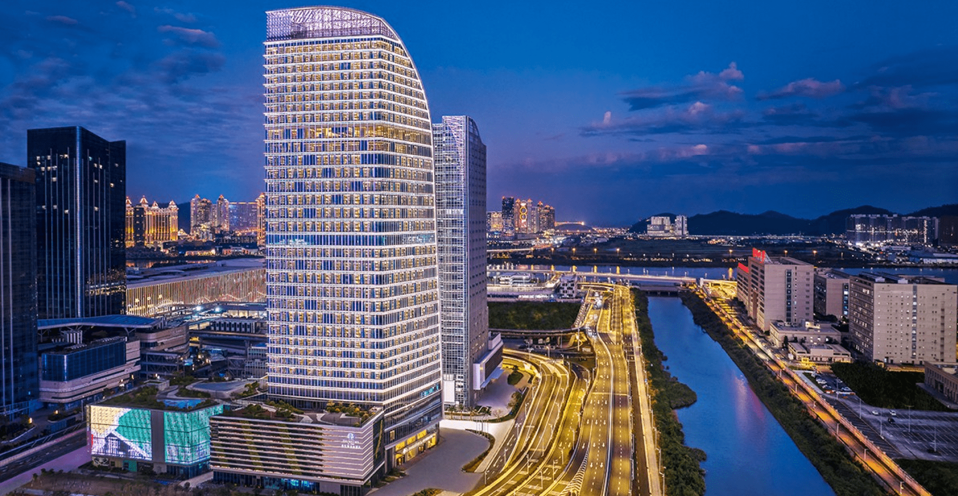 凯谛思为珠海希尔顿逸林酒店提供全过程项目管理服务，协调各方并提供高效解决方案，成功解决设计与施工问题，实现高效进度和节约成本。