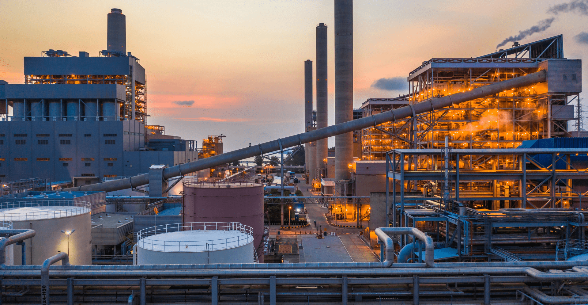 Usine de production chimique au coucher du soleil.