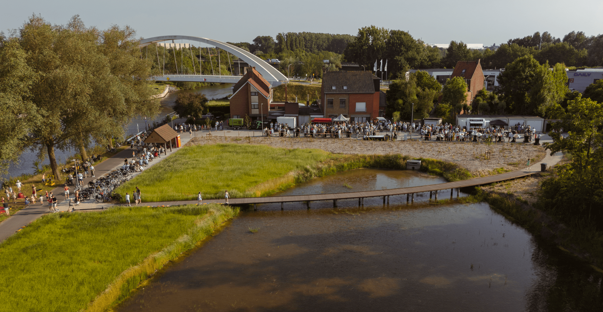 Bissegem Plage in Kortrijk, een groene oase met een indrukwekkend spiegelkunstwerk