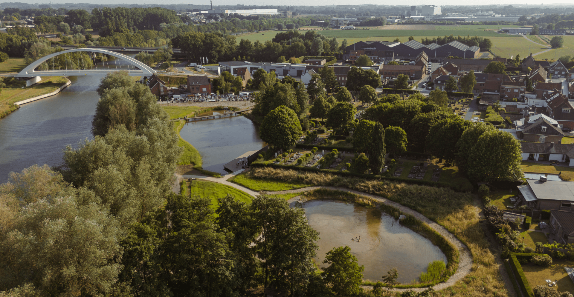 Bissegem Plage in Kortrijk, een groene oase met een indrukwekkend spiegelkunstwerk