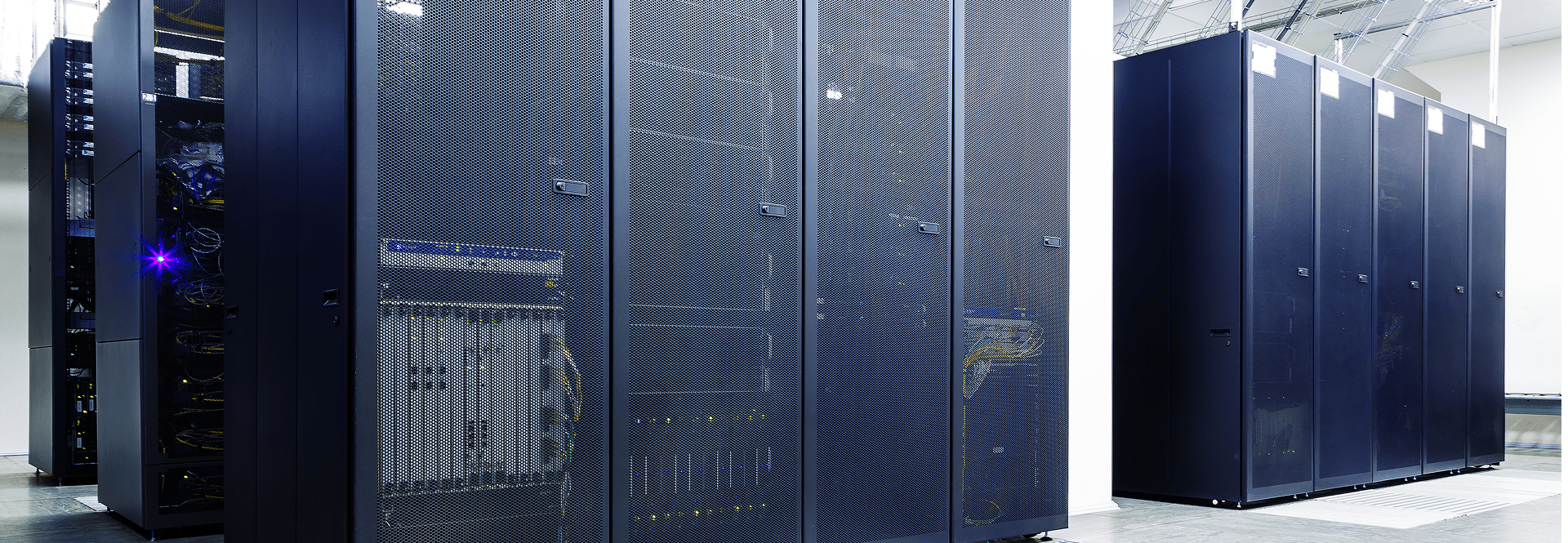 Intérieur d'un datacenter avec des armoires contenant du matériel.