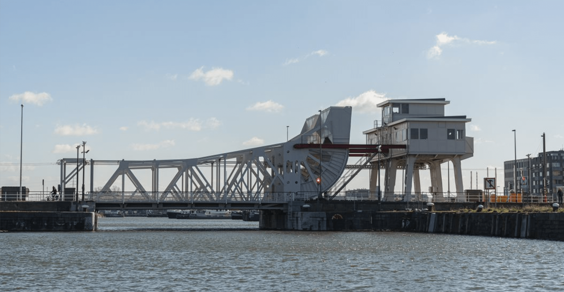 Deze brug is een van de civiele bouwwerken in Antwerpen