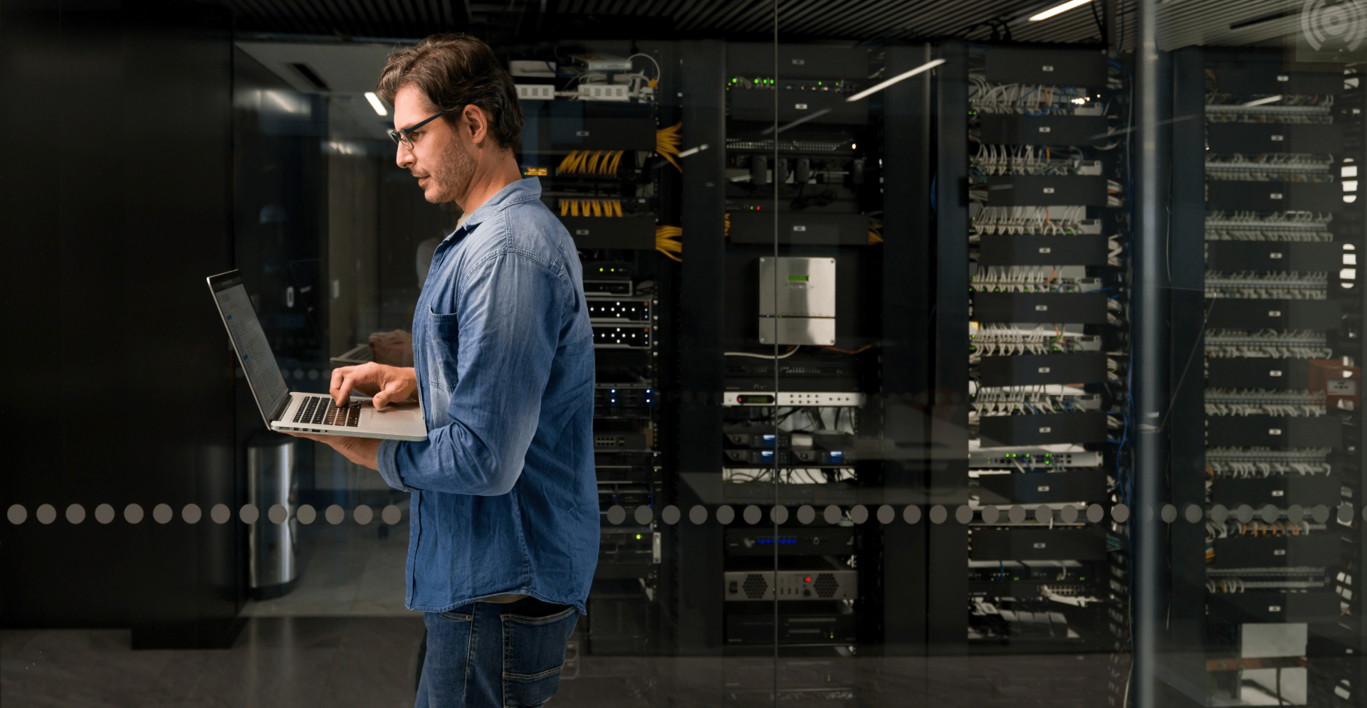 Vooraanzicht van het nieuwe datacenter van KBC, een modern, robuust gebouw.