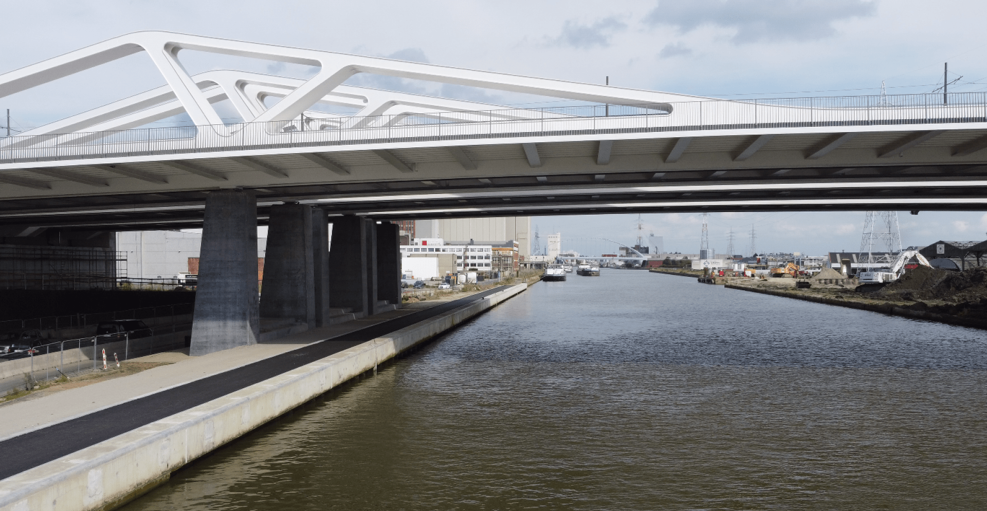 Nieuwe en verhoogde Theunisbrug over het Albertkanaal in Antwerpen.