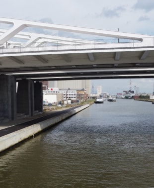 Nieuwe en verhoogde Theunisbrug over het Albertkanaal in Antwerpen.