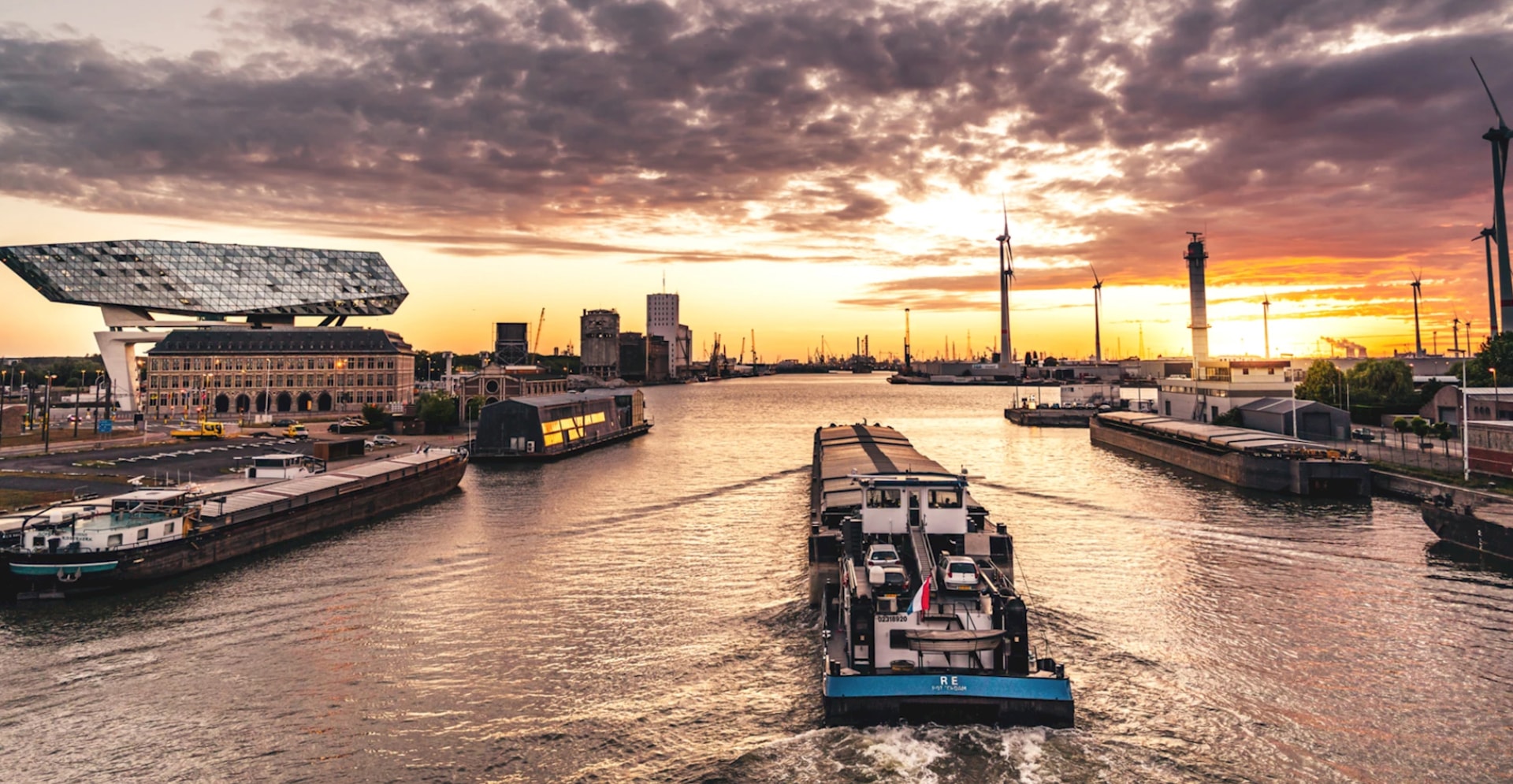 De horizon van Antwerpen met zicht op de Schelde en de kathedraal.