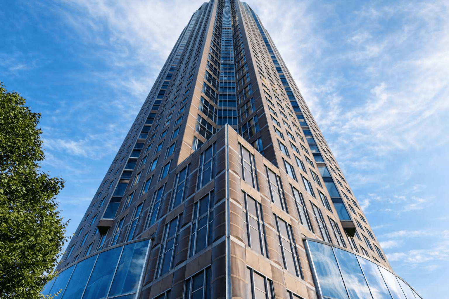 Officium in Stuttgart, Deutschland – Bürogebäude mit BREEAM Bestand DE Zertifizierung und Bewertung „Exzellent“. Keywords: Officium Stuttgart, BREEAM Zertifizierung, BREEAM Bestand DE, Nachhaltige Bürogebäude Stuttgart, Exzellent BREEAM Bewertung, Büroimmobilien Stuttgart, Nachhaltigkeit Immobilien, Klimaresiliente Bürostandorte, BREEAM Zertifikat Deutschland, Nachhaltige Gewerbeimmobilien, CO2-reduzierte Bürogebäude, Gebäudezertifizierung Stuttgart, Nachhaltigkeitsstandard BREEAM, Hochwertige Büroimmobilien Stuttgart