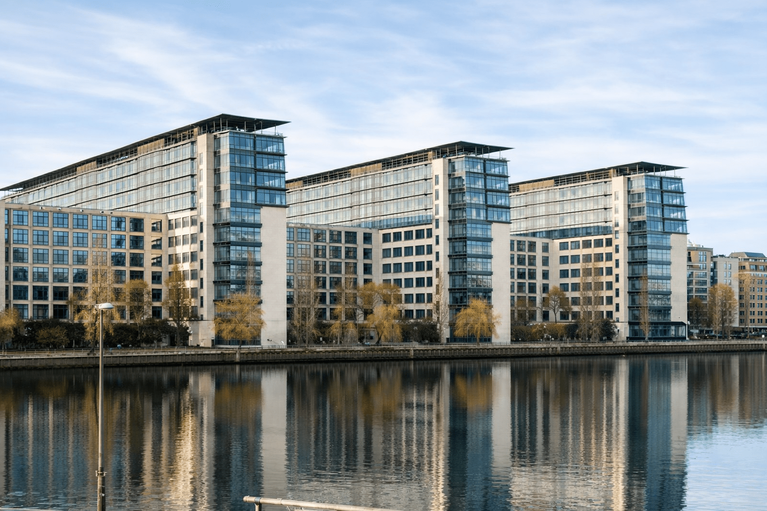 Treptowers in Berlin, Deutschland – Bürogebäude mit BREEAM Bestand DE Zertifizierung und Bewertung „Herausragend“. Keywords: Treptowers Berlin, BREEAM Zertifizierung, BREEAM Bestand DE, Nachhaltige Bürogebäude Berlin, Herausragend BREEAM Bewertung, Büroimmobilien Berlin, Nachhaltigkeit Immobilien, Klimaresiliente Bürostandorte, BREEAM Zertifikat Deutschland, Nachhaltige Gewerbeimmobilien, CO2-reduzierte Bürogebäude, Gebäudezertifizierung Berlin, Nachhaltigkeitsstandard BREEAM, Hochwertige Büroimmobilien Berlin
