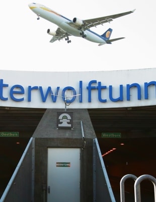 Betere doorstroming op N201 in Noord-Holland Vliegtuig dat over de Waterwolftunnel vliegt van de N201