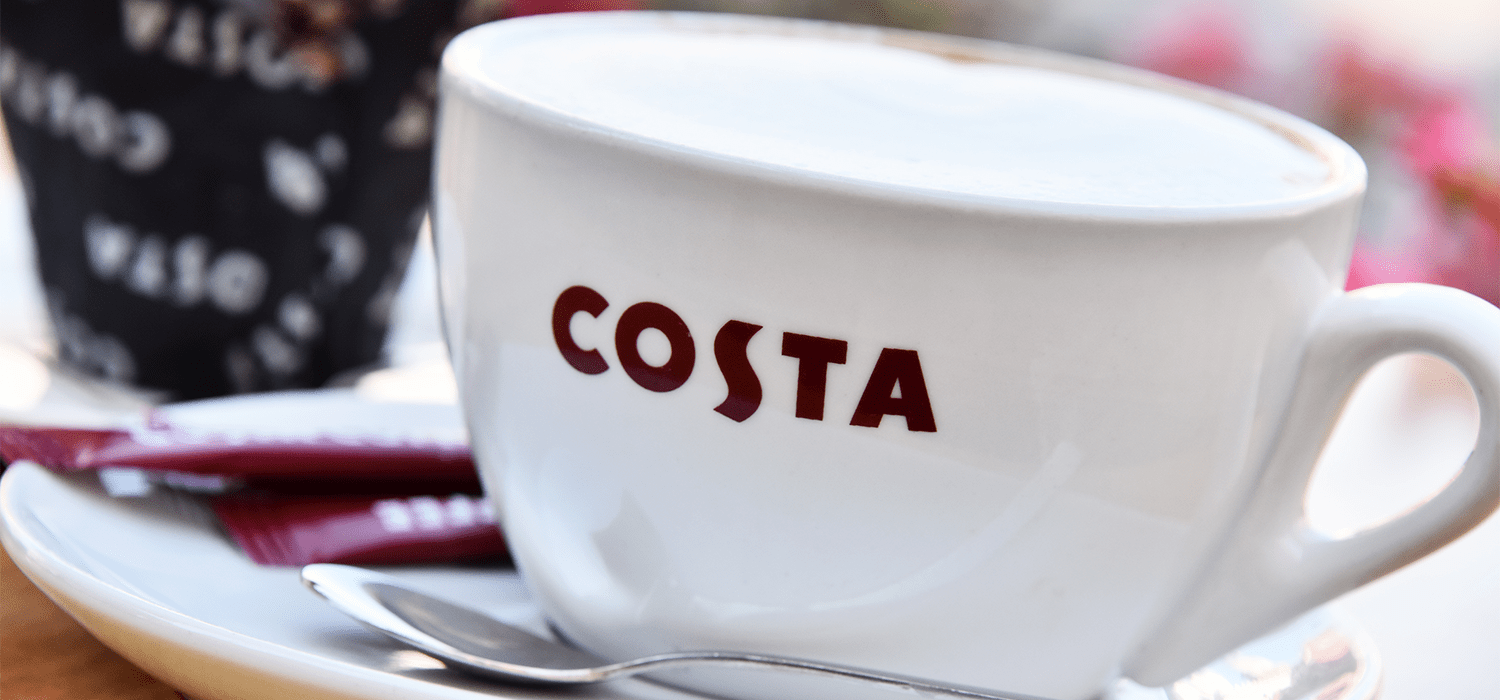Kopje koffie met merknaam Costa op het kopje
