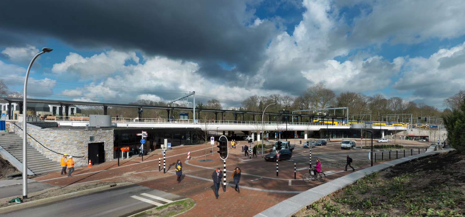 Overzicht van stationsgebied driebergen zeist waar mensen wandelen fietsen en auto's reizigers afzetten