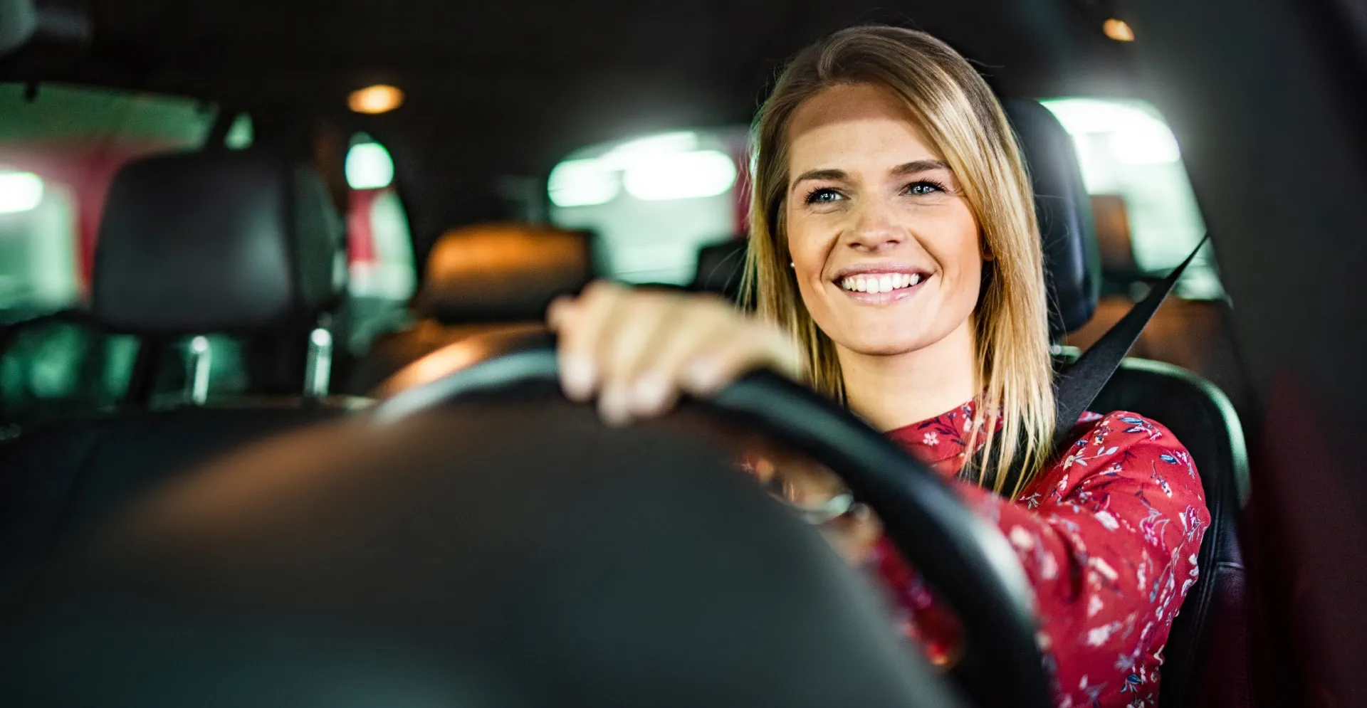Blije vrouw achter het stuur van haar auto omdat ze niet meer in de file staat. Arcadis en verbreden A27 Hooipolder