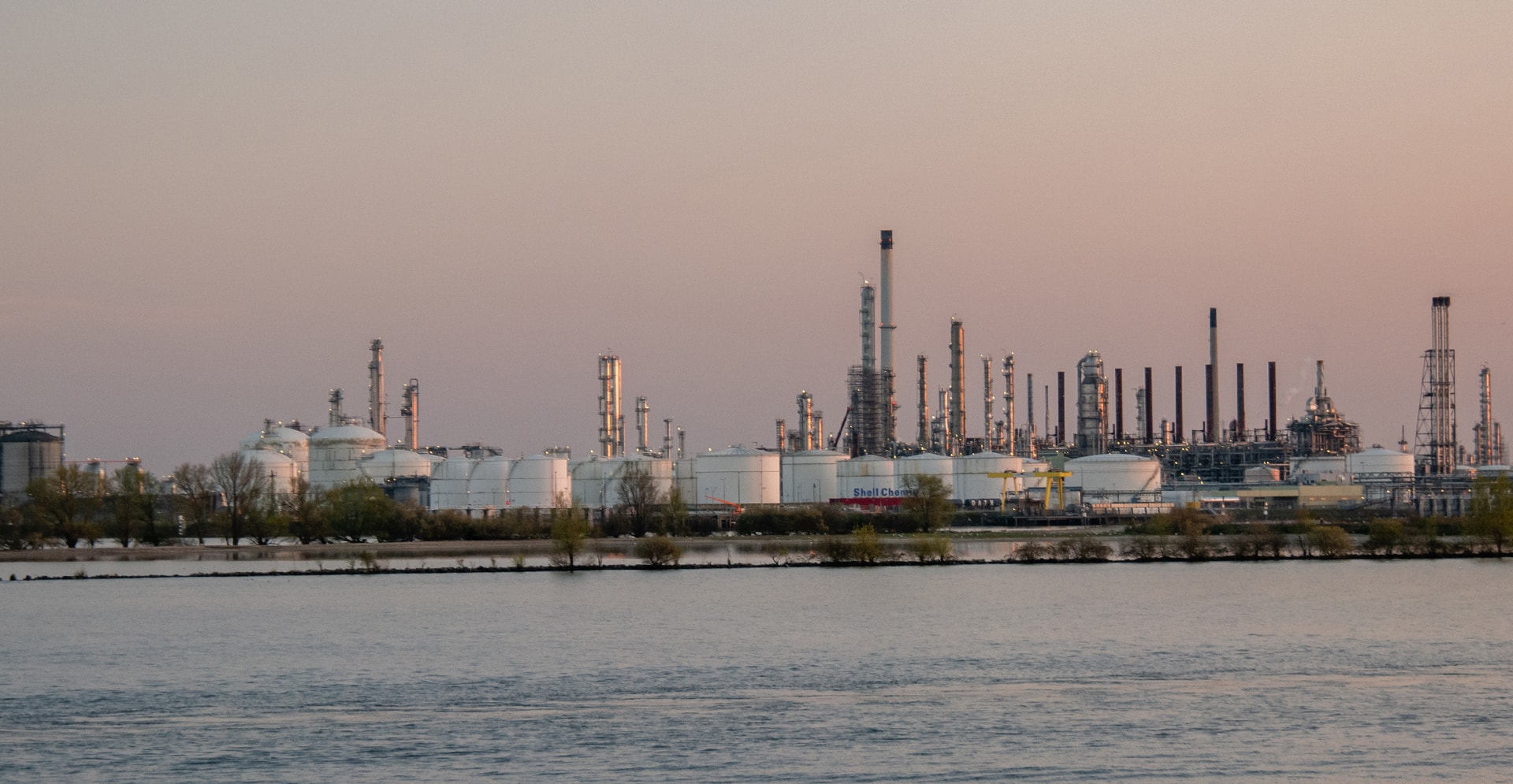 Industriepark Moerdijk vanaf het water bekeken.