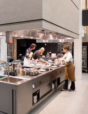 vier personen die aan een groot kookeiland eten bereiden in het innovatiecentrum Hive in Wageningen