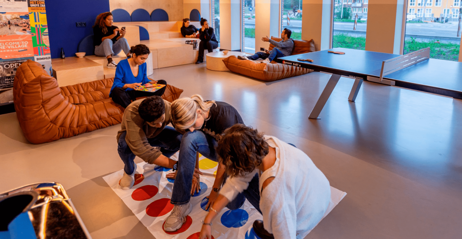 Studenten die twister spelen in een spel/speelruimte