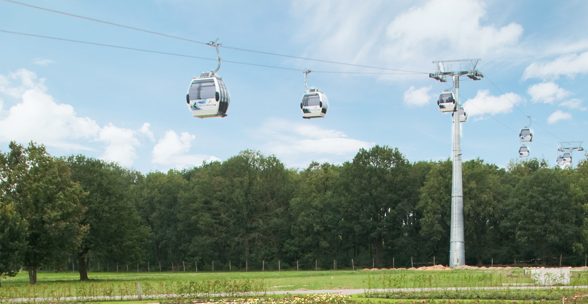Kabelbaan met gesloten cabines op circa 5 meter boven de grond.