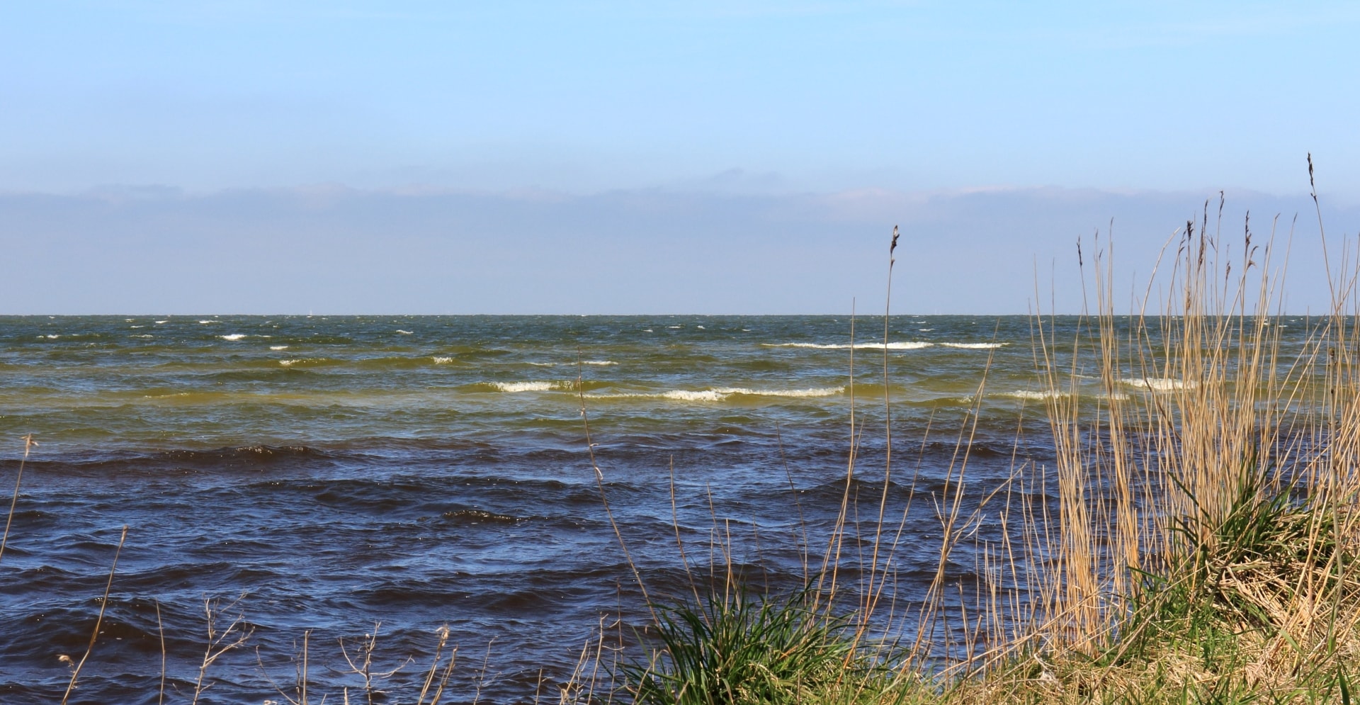 Zicht op IJsselmeer in de bocht van Molkwarum