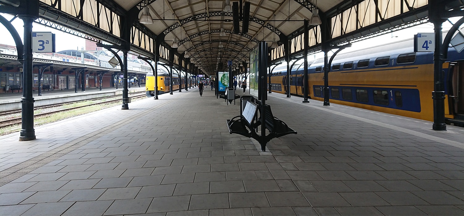 Perron met luifel en wachtende trein