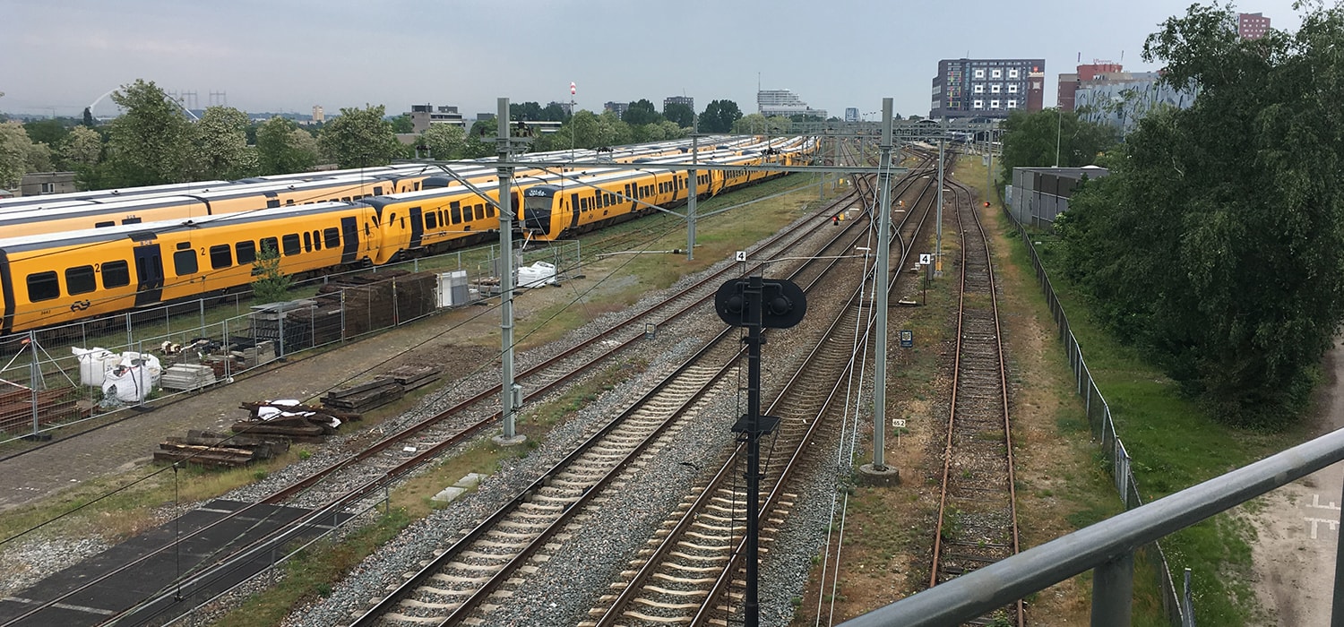 Rangeerterrein met diverse geparkeerde treinen