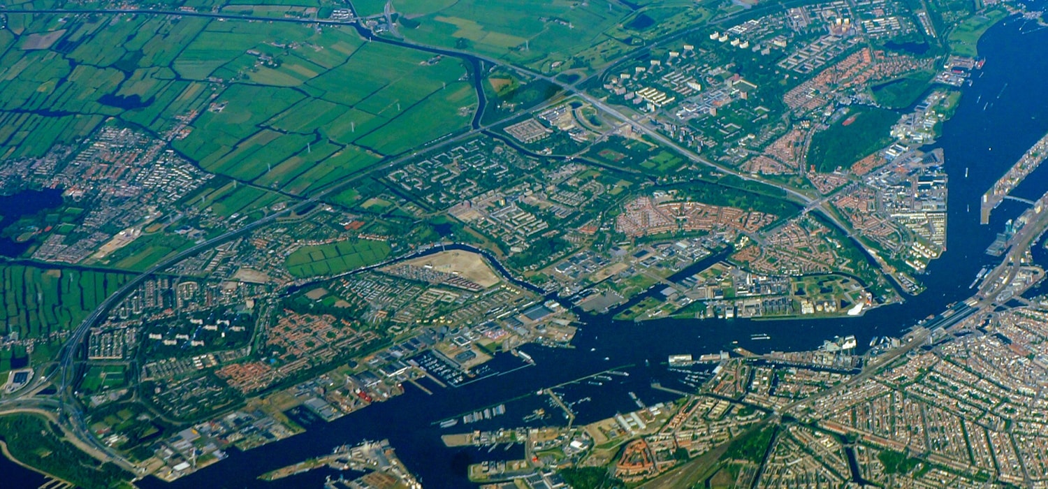 Luchtfoto boven Havengebied Amsterdam
