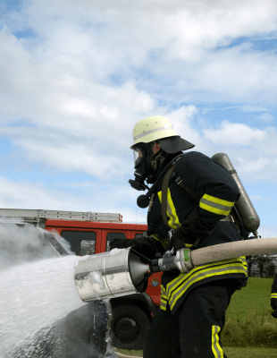 Twee brandweerlieden die een brand proberen te blussen