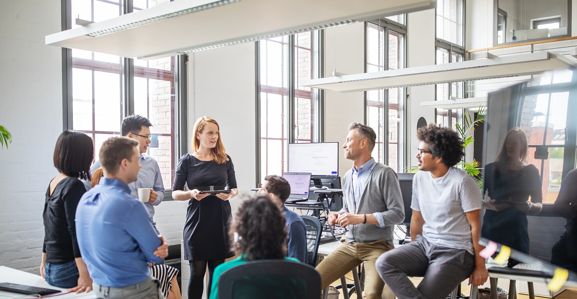Teamoverleg op kantoor met groep medewerkers