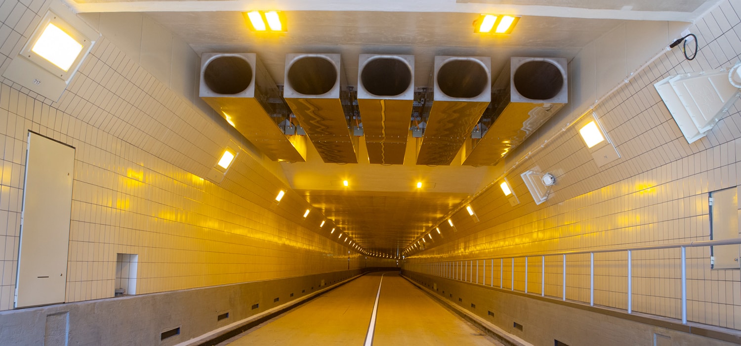Lege pas gerenoveerde tunnel met 5 afzuigers aan het plafond